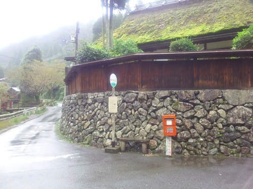 まずは、去る10月17日の出合橋停留所。霧雨に煙る風景がまさに「いい感じ」。なんだかトトロが出てきそうですね。