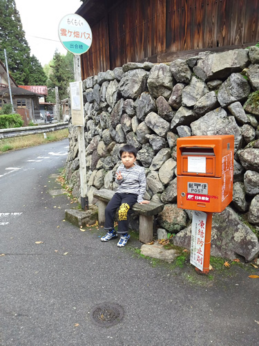 停留所に佇む少年Ｔ。笑顔が少ないのが残念…(T_T)  君にはこの停留所の良さが…、まだわかるわけないか…。。。停留所の名のごとく、君にもたくさんのいい出逢いがありますように…。