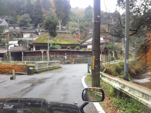 今日は出合橋停留所の遠景。茅葺家屋の前に位置しています。画像中央付近に見える橋の欄干、ここが鴨川の支流・中津川に架かる「出合橋」です(~o~)