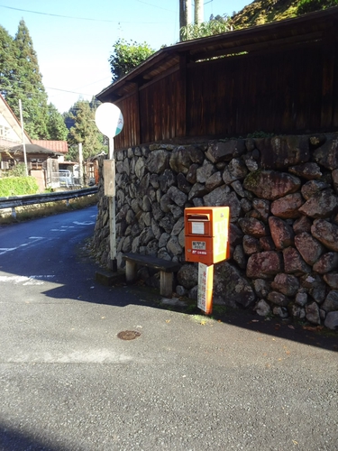 明け方の京都市北部の気温はマイナス2℃。今朝は冷え込みました…。陽光照り返す出合橋の今朝の標柱です…（*^_^*）