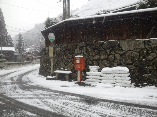 出合橋到着…(^_^)v融雪用の塩カリ袋がたくさん積まれていました…。雪の出合橋もなかなかいいですね～（*^_^*）