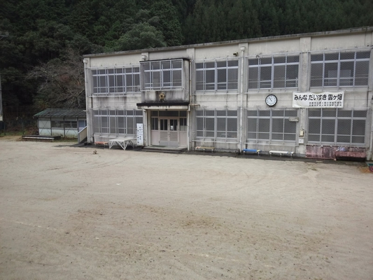 今日は「雲ケ畑学校前」停留所畔の旧・雲ケ畑小中学校の画像です…（*^_^*）