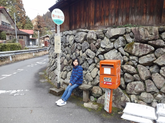 この日14時頃の雲ケ畑の気温は3℃…、まだまだ寒いですね～(T_T)　今日は意外と撮影に乗り気だった少女Ｋを被写体に…(^_^)v　至近の林業総合センターまで車を走らせたところ、山すそになんと野生のシカを発見っ！が、惜しくも撮影には失敗しました…(T_T)　春はもうすぐそこ…？？？